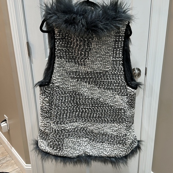 XL Faux Fur Vest with Gold Sequins - Picture 2 of 2